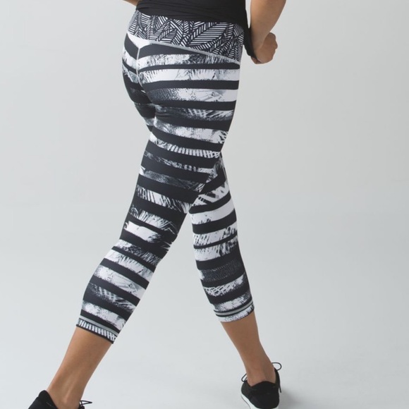 Lululemon Wunder Under Crop - Picture 5 of 6